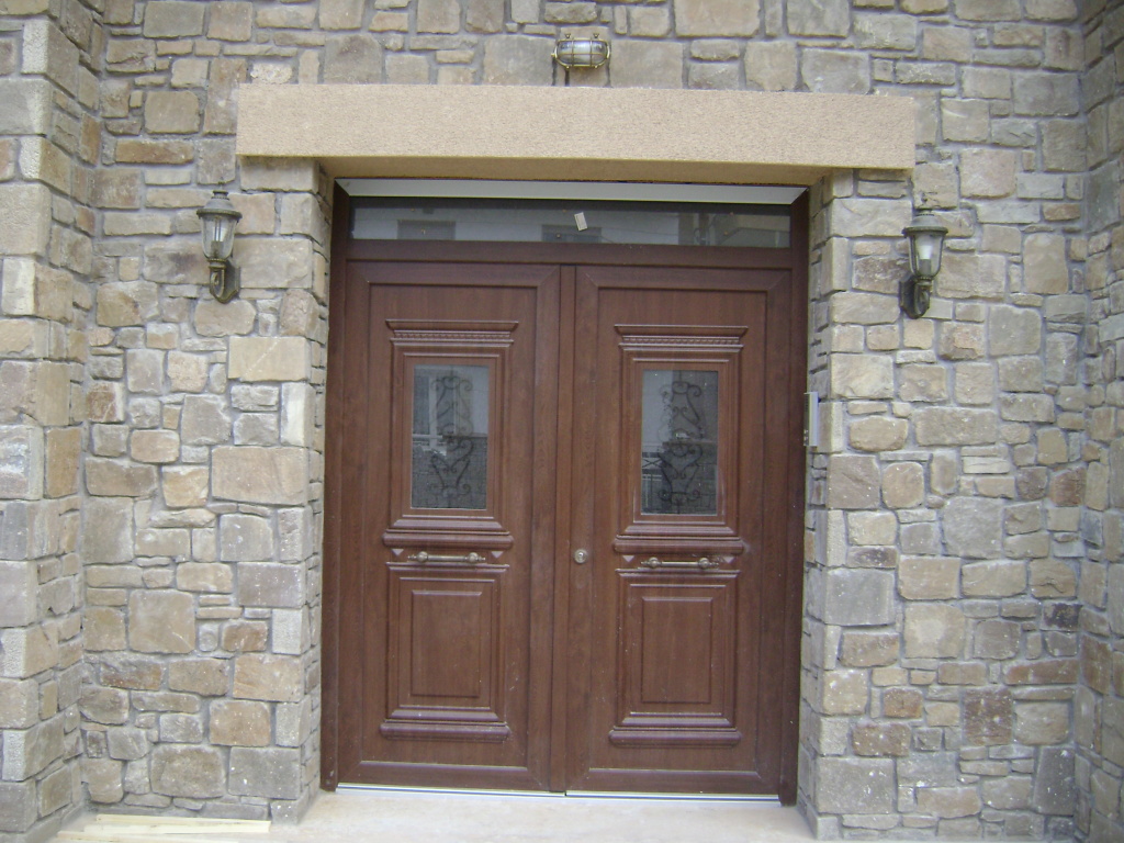 Εξωτερική πόρτα σπιτιού εγκατεστημένη από την Claufen.